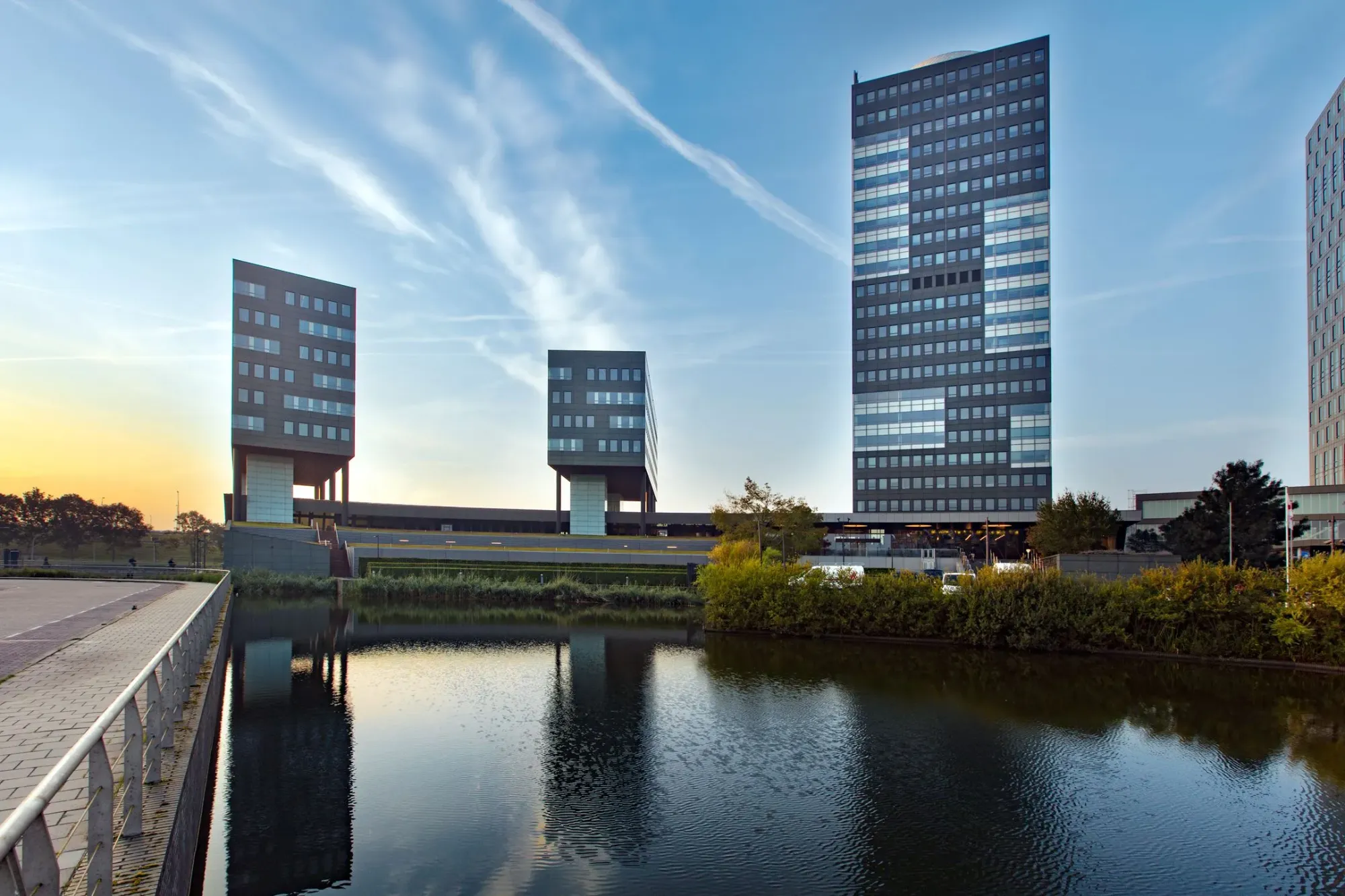 Wave2Lead kantoorgebouw in de avondschemering